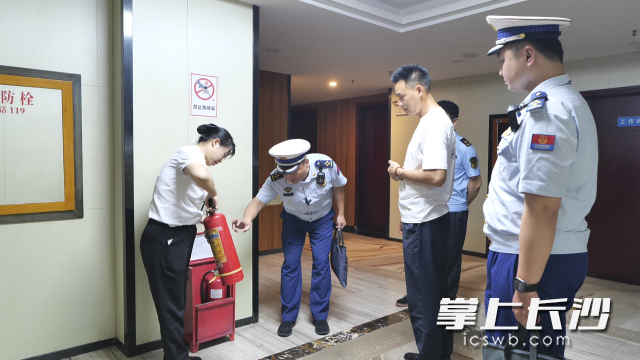 图为检查组在夜查。  长沙晚报通讯员 寻艳供图