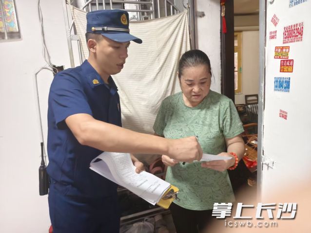 消防宣传员上门发放安全风险提示清单。 均为长沙晚报通讯员 余娜娜 供图
