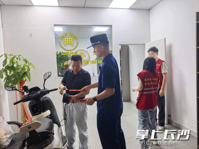 芙蓉消防在夜查。 长沙晚报通讯员 刘鑫供图