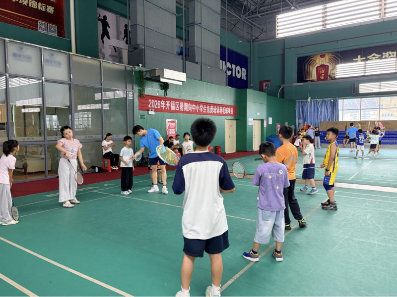 教练现场指导参训学员规范动作。受访者胡灿 供图