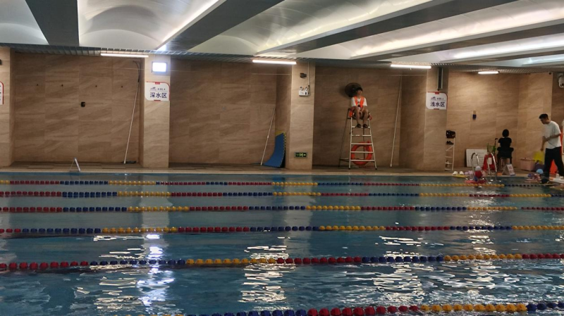 场馆划分深浅水域，救生员在岗值守保障游泳安全。长沙晚报实习生 邹高翔 摄