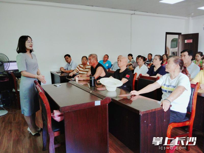 近日，湘江新区含浦街道社工站联合湖南弘一律师事务所开展“守护咱家的三根线——亲情底线、财产红线、防骗警线”老年专题普法宣讲。通讯员 欧阳巧连 供图