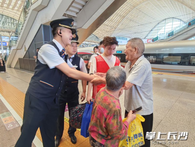 两位老人安全回到家人身边。