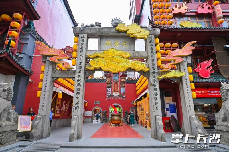 火宫殿古戏台的灯火即将点亮，非遗庙会与龙虾在此相遇。 均为长沙晚报通讯员李思影、何懿衡供图