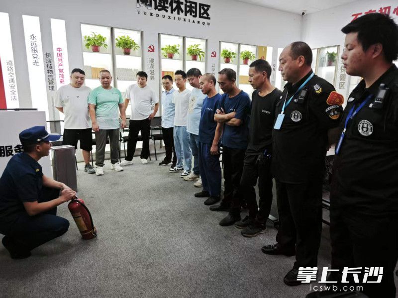 图为消防员在科普消防知识。 通讯员 时小尧 摄