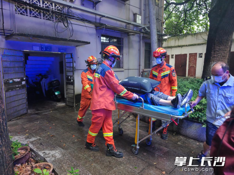 消防员成功转送患病市民。均为通讯员 朱伟强 摄