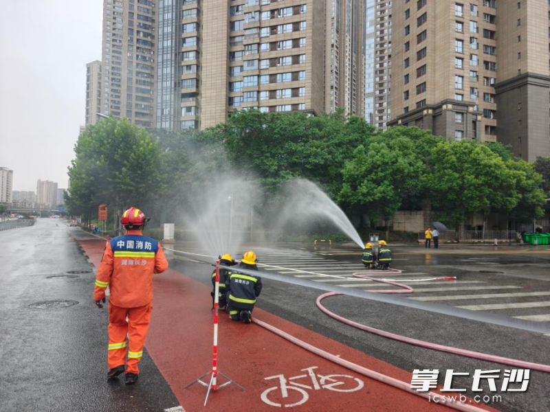 消防员在处置燃气泄漏险情。