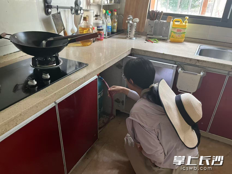 工作人员入户排查隐患。均为通讯员 肖启知 摄