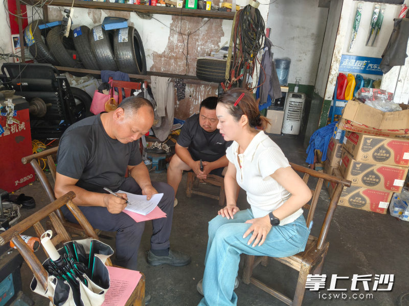工作人员上门送安全知识。