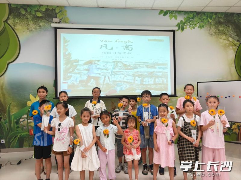 小朋友展示手作。 长沙图书馆供图