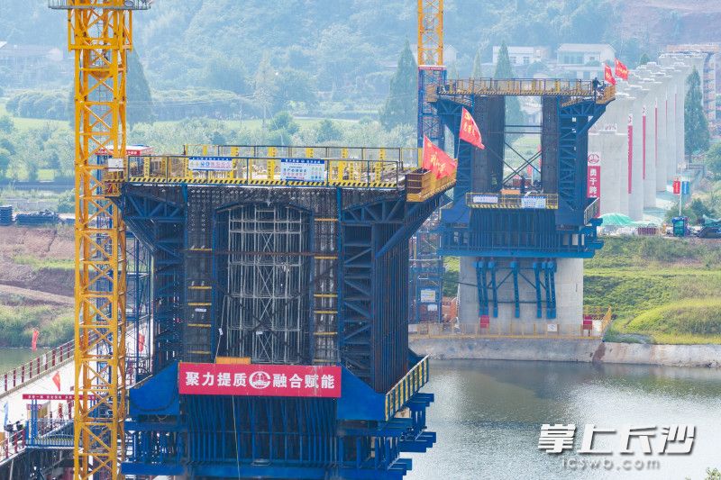 8月6日，由中铁五局承建的长赣高铁捞刀河特大桥施工现场。 均为长沙晚报全媒体记者黄启晴摄