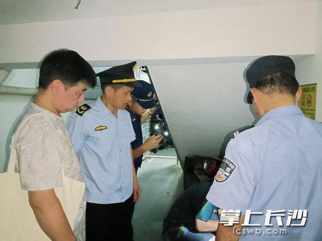 银盆岭街道开展电动车违规停放专项整治。 均为长沙晚报通讯员 向玲娅供图
