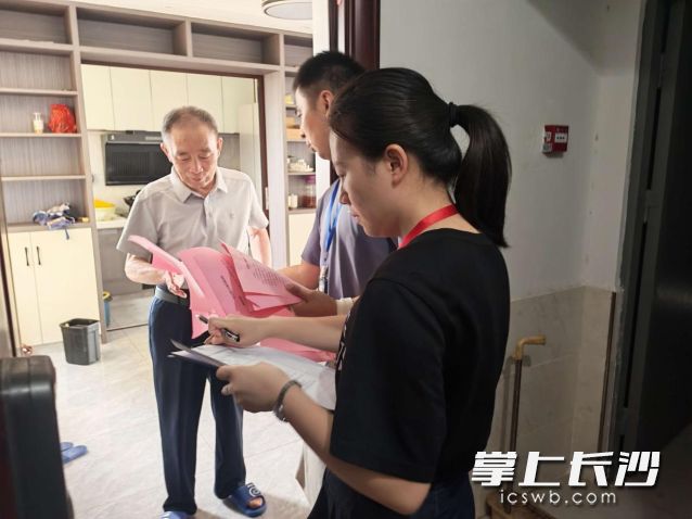 雷锋街道工作人员向居民发放消防安全宣传资料。