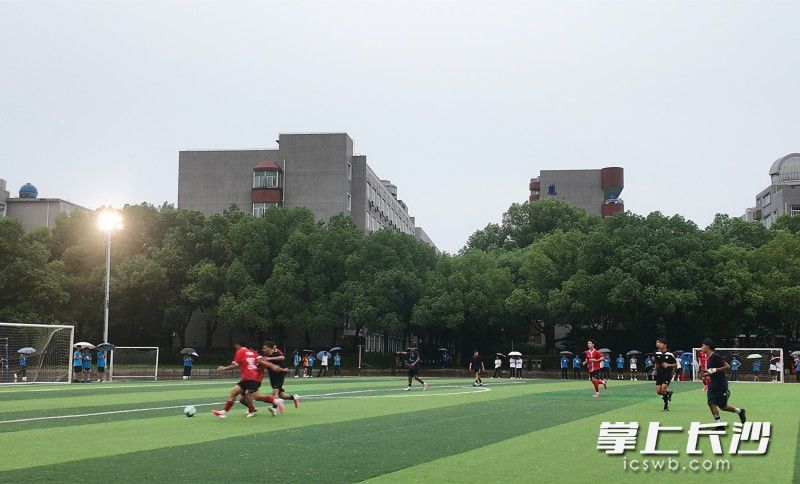 友谊赛上，美国“飞虎队足球队”与麓山国际实验学校足球队在绿茵场上切磋球技。