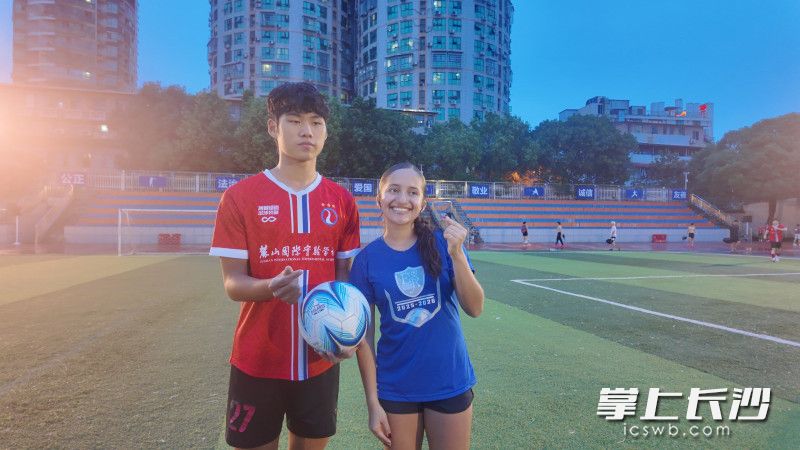 赛后，美国“飞虎队足球队”队员与麓山国际足球队队员合影。