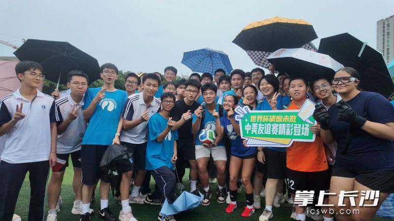 美国“飞虎队足球队”队员们与麓山国际学生亲切合影。