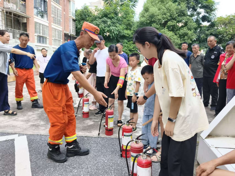 南苑社区关工委携手东沩社区关工委开展消防安全宣讲暨实操演练活动。通讯员供图