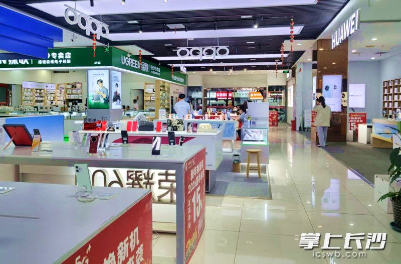 和往年市场不同，今年暑期的电子产品不仅没有降价优惠，涨价反倒还在持续。 均为长沙晚报全媒体记者 孙占锋 实习生 王楚赫 摄