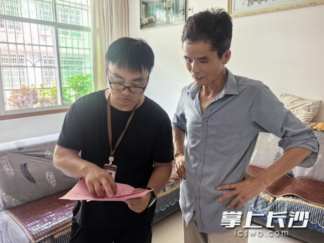 入户向老年居民宣讲居家消防安全知识。