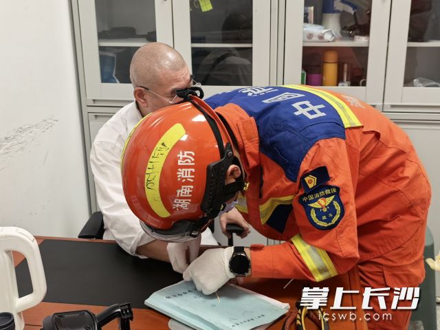 消防员在帮忙取戒指。长沙晚报通讯员 徐秋华供图