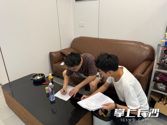 宣传排查小队逐栋逐户开展敲门走访。  长沙晚报通讯员 肖璐供图