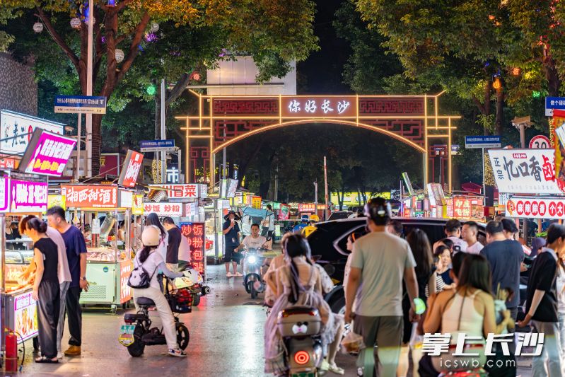 麓谷东塘夜市，烟火气十足。湘江早报全媒体记者 罗钟杰 摄