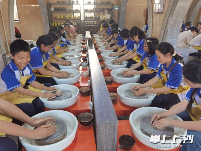 避开喧嚣的人潮，来宁乡资福窑探寻非遗陶艺的独特魅力，动手做陶器，开启“接地气”的度假模式。受访者供图