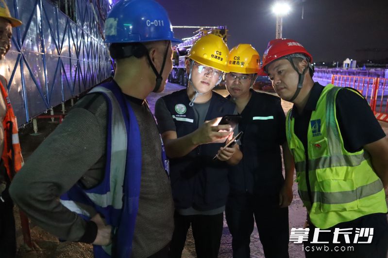 市质安站检查组对奥体中心二标段项目进行检查。