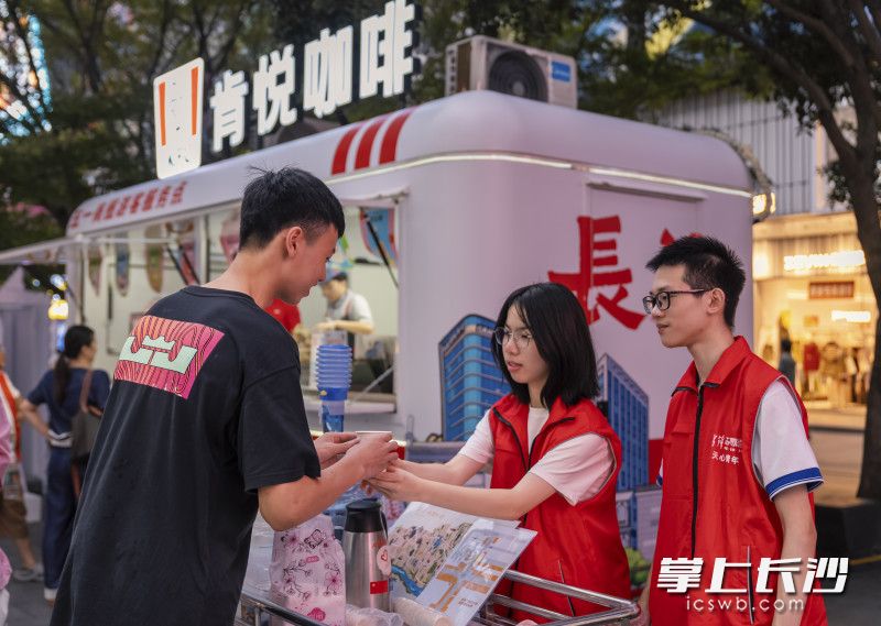爱心小推车志愿者为游客提供服务。