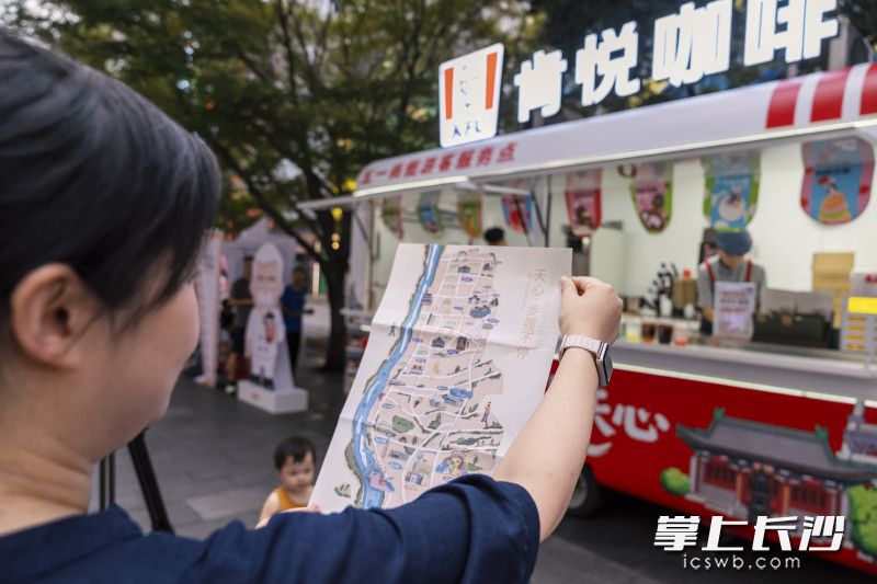 游客查阅服务点提供的旅游地图。
