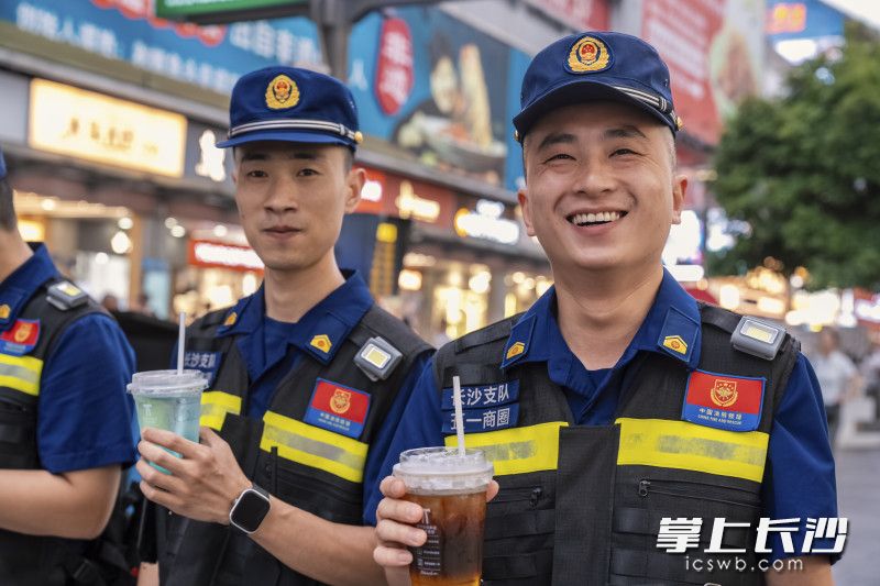 消防队员开心地品尝“立秋第一杯饮品”。