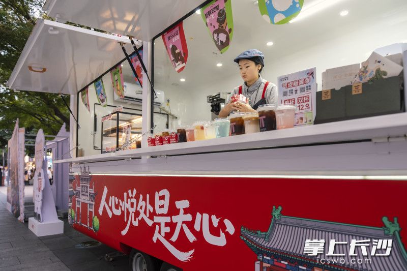 餐车员工正在准备清凉饮品。