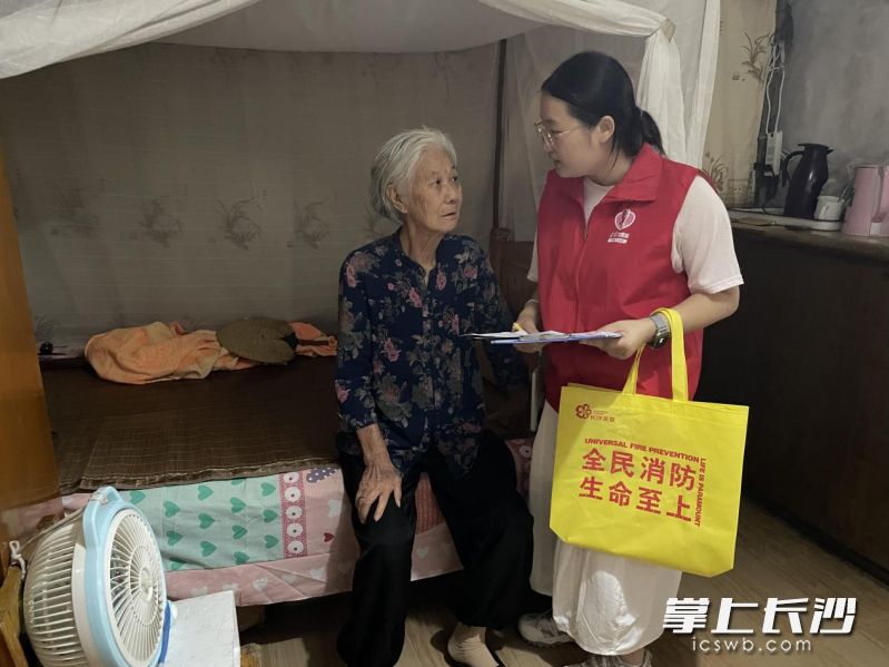 东沙社区网格员走访独居老人，提醒居家安全。