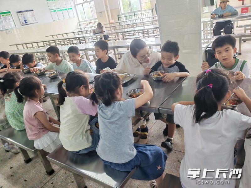 家长们参与校园陪餐。