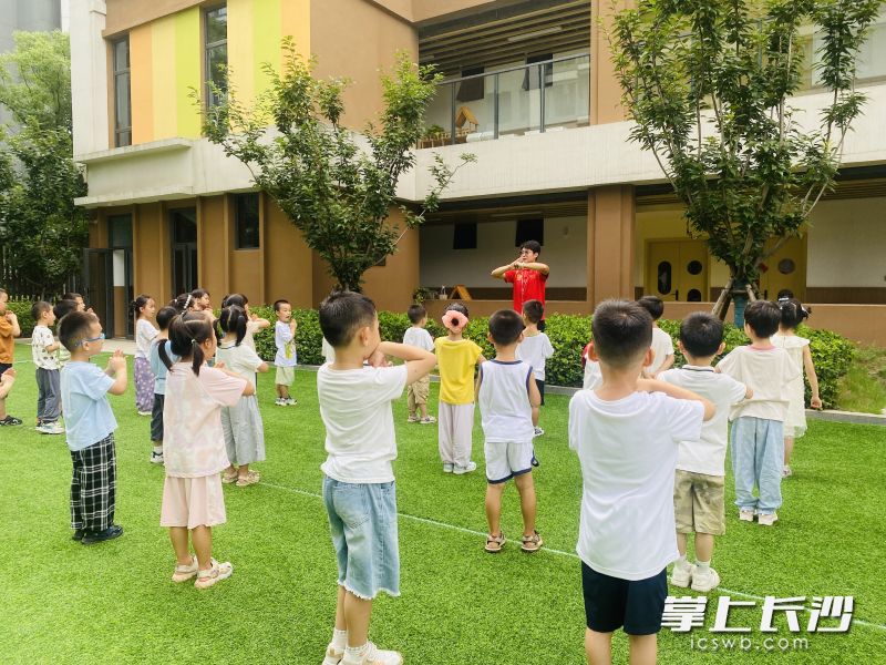 家长们入校园感受爱心托管班丰富多样的课程。 均为通讯员供图