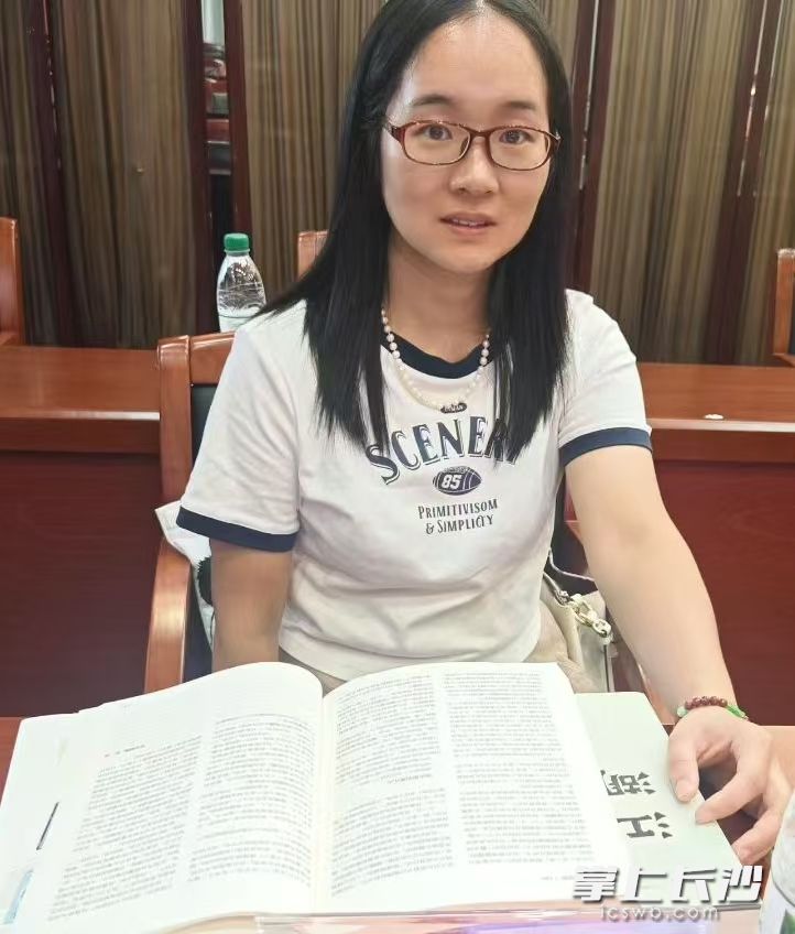 吴丹说：“日子再苦也没停下笔，文字永远是最贴心的知己。” 受访者供图