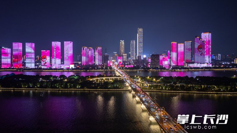 8月7日晚，长沙一江两岸灯光秀为“灵醒常德”喝彩，为“湘超”加油。 均为长沙晚报全媒体记者郭雨滴摄