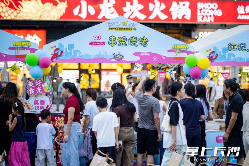 摊位前挤满了食客。
