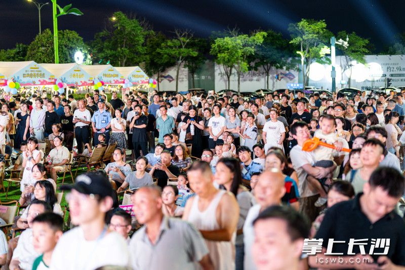 活动现场人头攒动，热闹非凡。