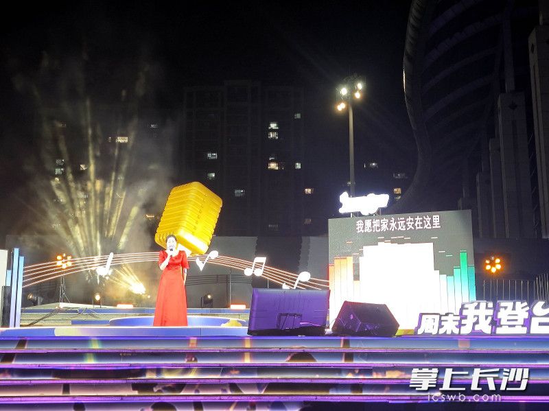 参赛歌手轮番登台，用动听的歌声展现风采。照片均为长沙晚报全媒体记者 贺文兵 摄