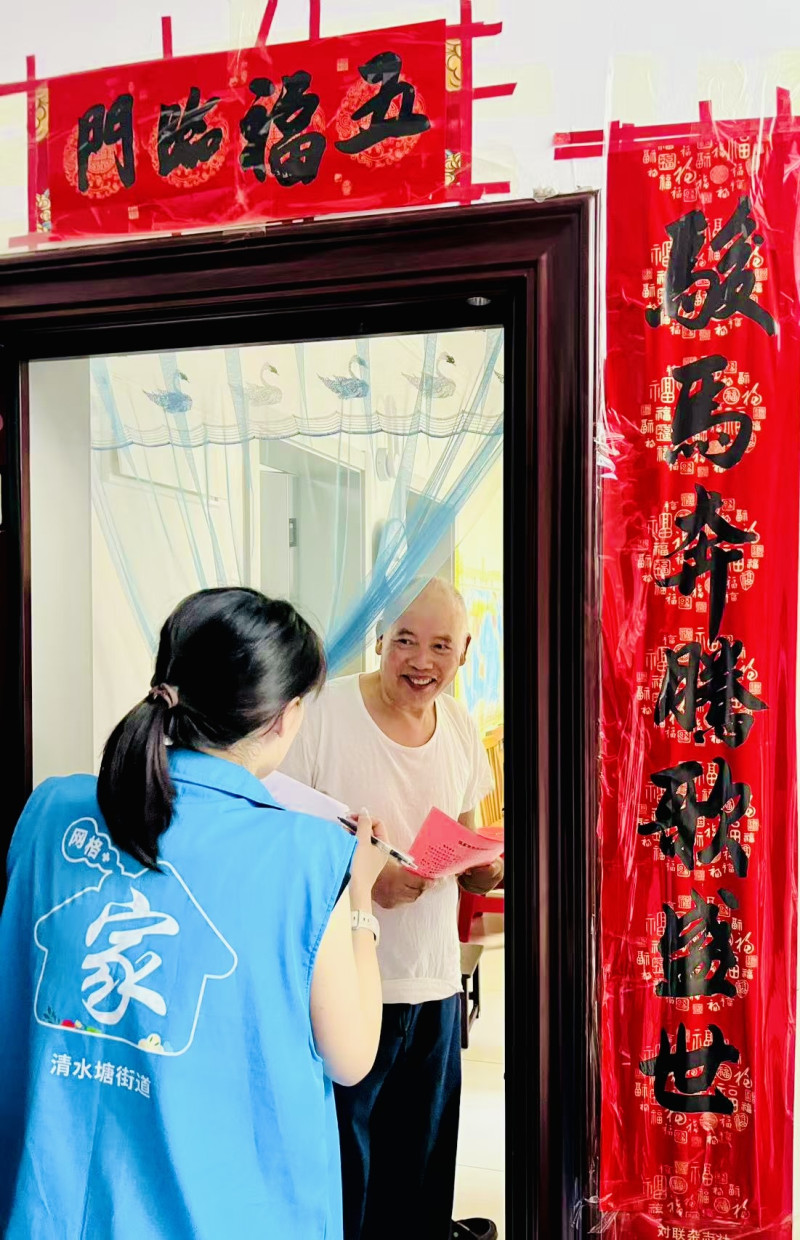网格员上门调查、宣传消防安全隐患情况。 均为长沙晚报通讯员李琪瑶供图