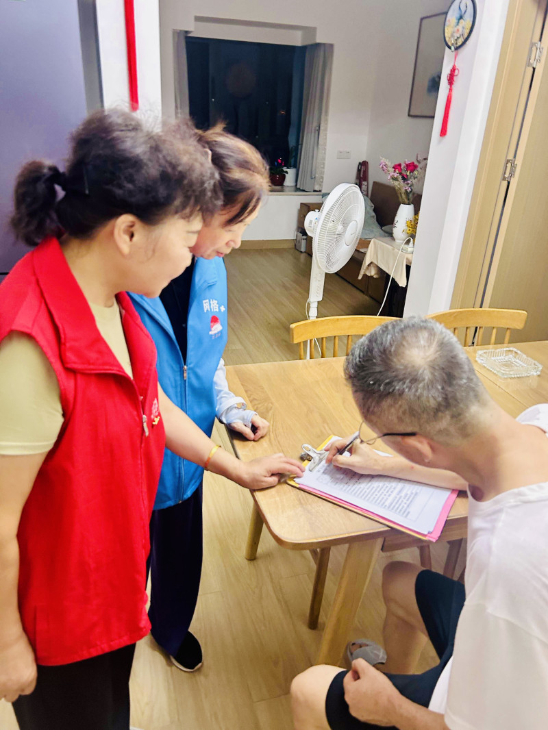 网格员、志愿者夜访居民家“错峰问安”。