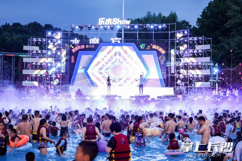 夜间水上电音派对。