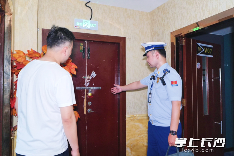 浏阳消防在进行检查。 通讯员 寻艳 摄