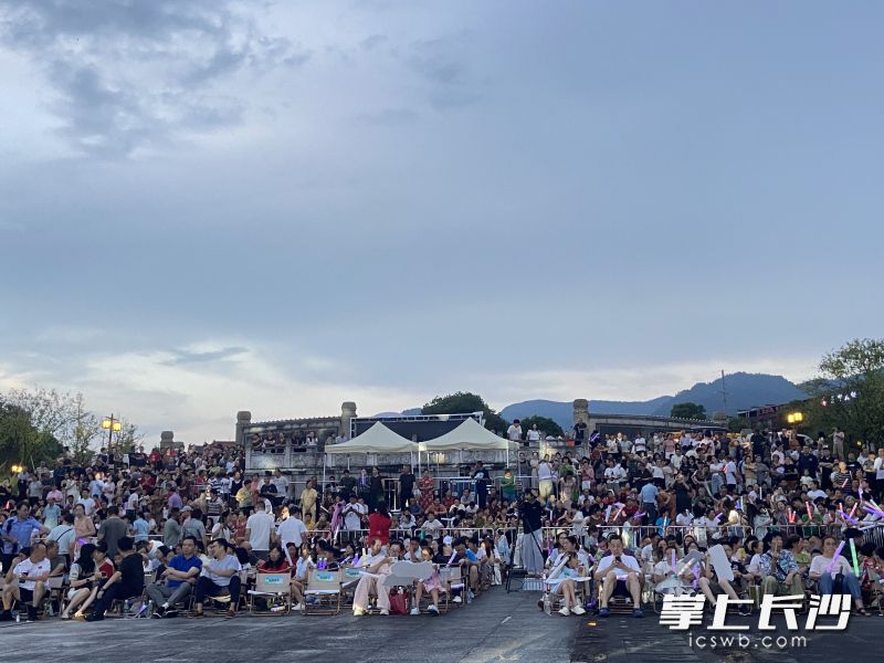 夜幕下，演出现场气氛热烈。照片均为长沙晚报全媒体记者 周斌 摄