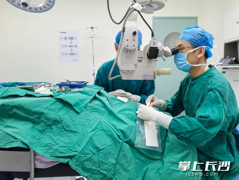 王科华主任带领团队进行手术。受访者供图