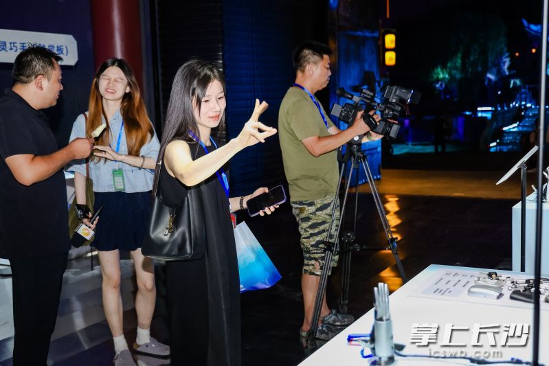 活动现场，灵巧手吸引与会嘉宾驻足体验。