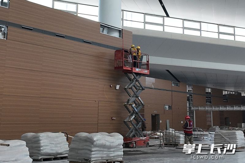施工人员正在抓紧进行安全生产工作。