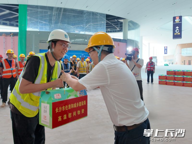 市住建局党组书记、局长董海文一行看望慰问建设者们，为大家送上防暑降温物资。