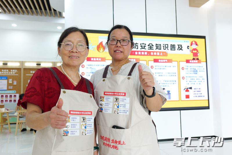 这批安全主题围裙和遮阳板在街道、社区免费发放。
